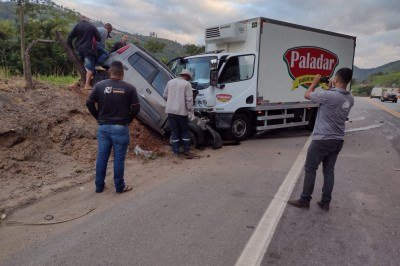 Colisão frontal mata família na manhã desta terça-feira na BR-381, no Vale do Rio Doce -  (crédito: Redes Sociais/Reprodução)