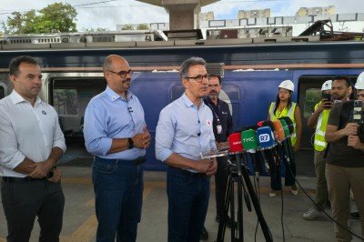Romeu Zema e Mateus Simões acompanham primeiro teste da extensão da Linha 1 do metrô de BH  -  (crédito: Izabella Caixeta/EM/D.A Press)
