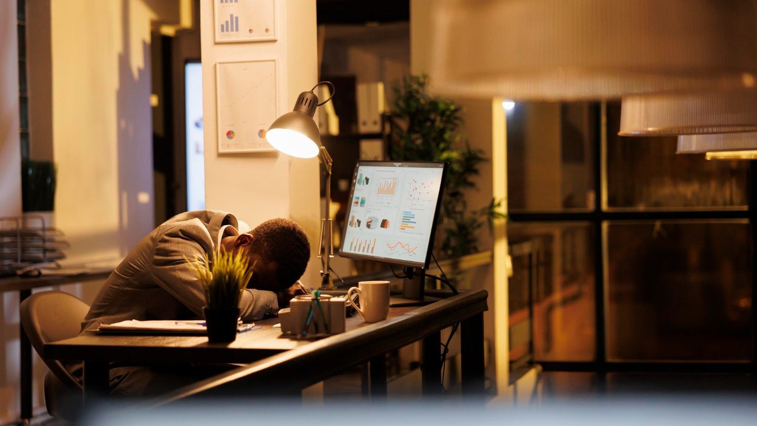 7 sinais de que seu trabalho está te levando ao limite do burnout - DC Studio/ Freepik