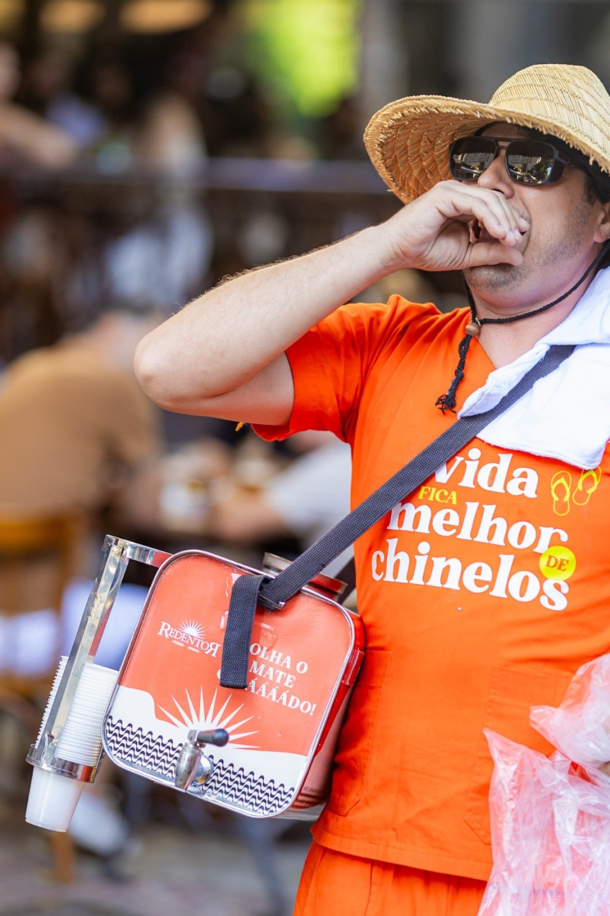 A campanha de ver&atilde;o do bar conta com a distribui&ccedil;&atilde;o de mate e biscoito Globo para os clientes aos fins de semana