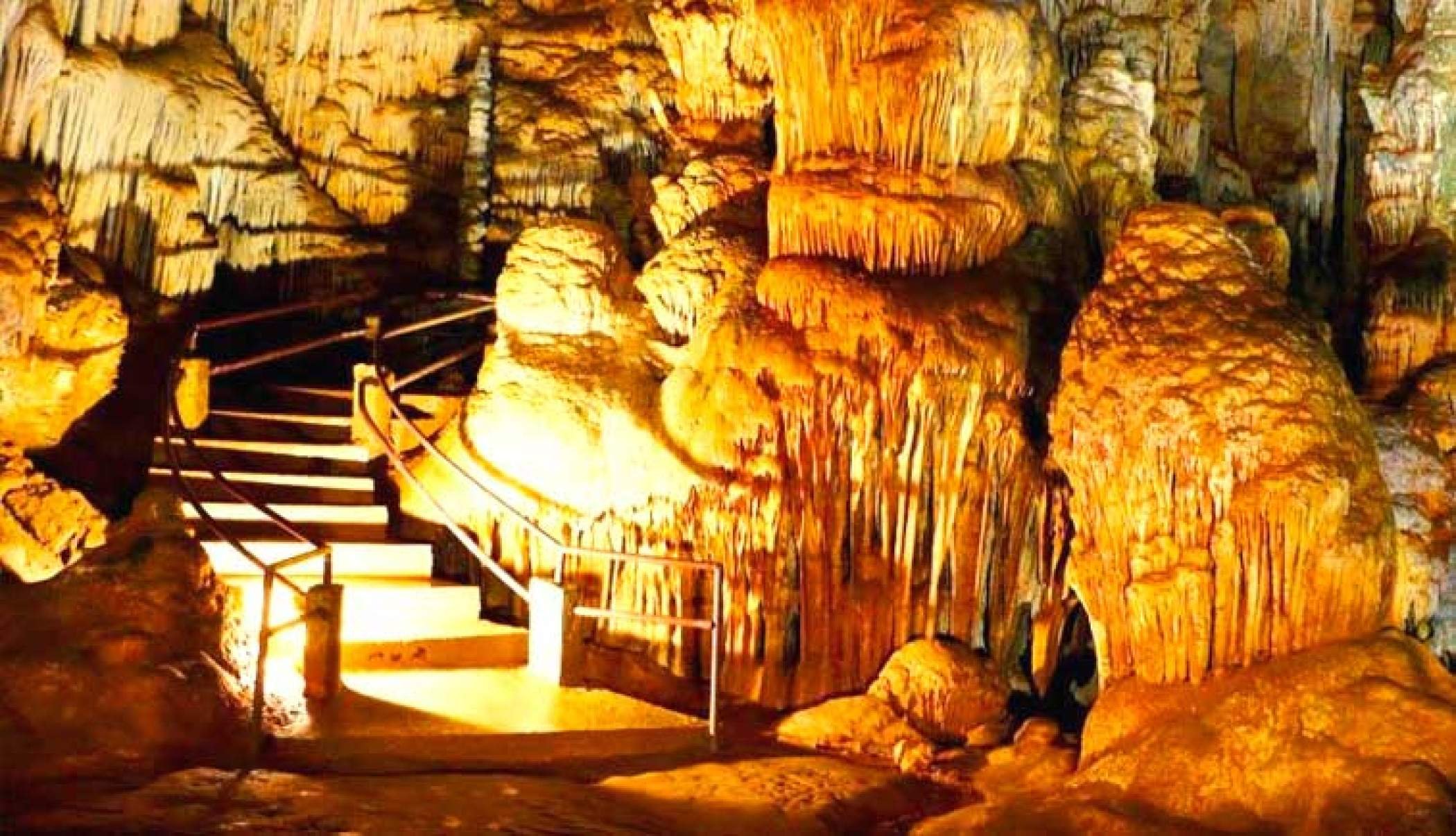 As grandes colunas calc&iacute;ticas e a variedade de espeleotemas da caverna surpreendem visitantes