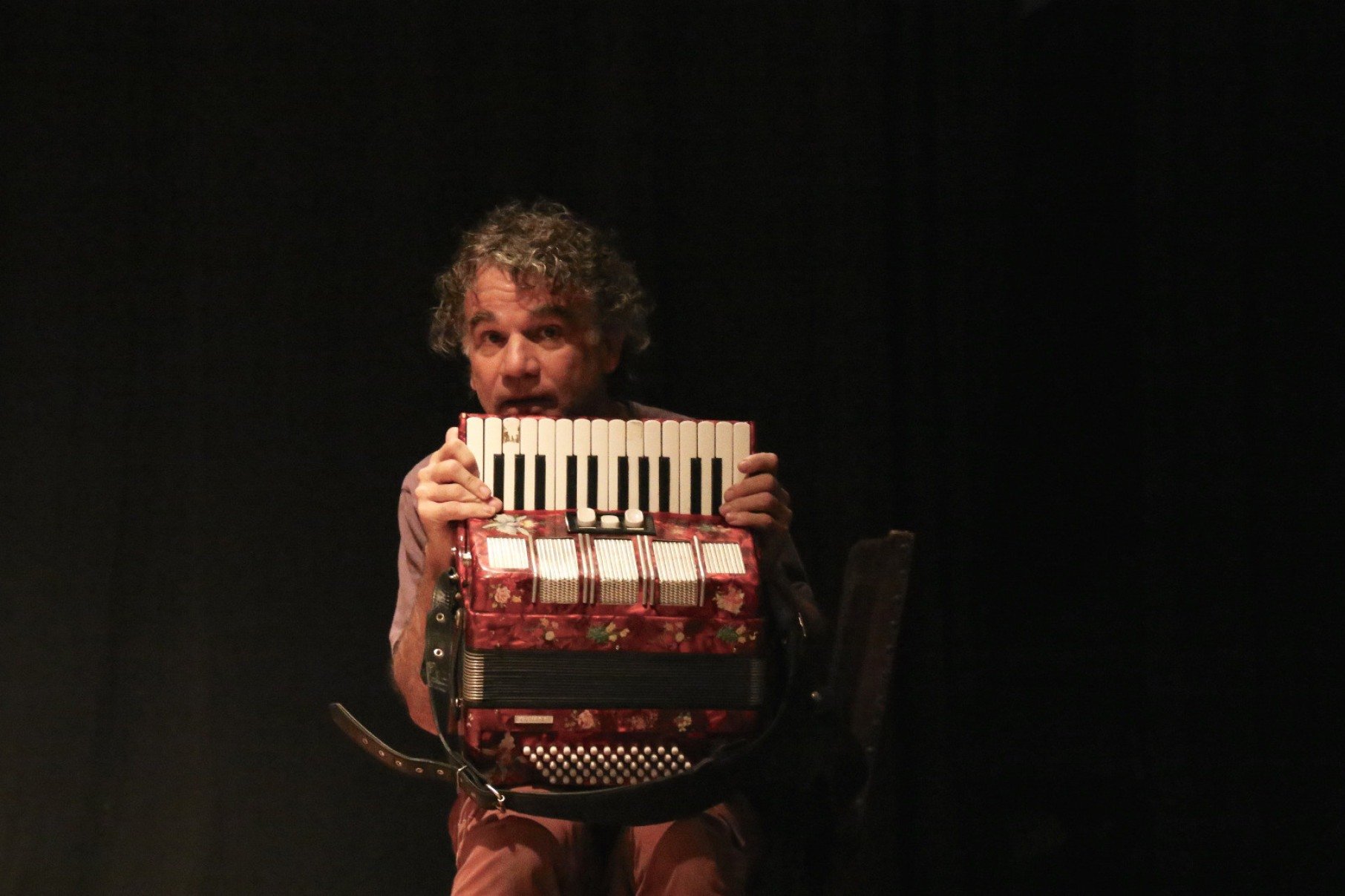 Ator Eduardo Moreira segura sanfona e olha para a c&acirc;mera em cena do mon&oacute;logo Dana&ccedil;&atilde;o