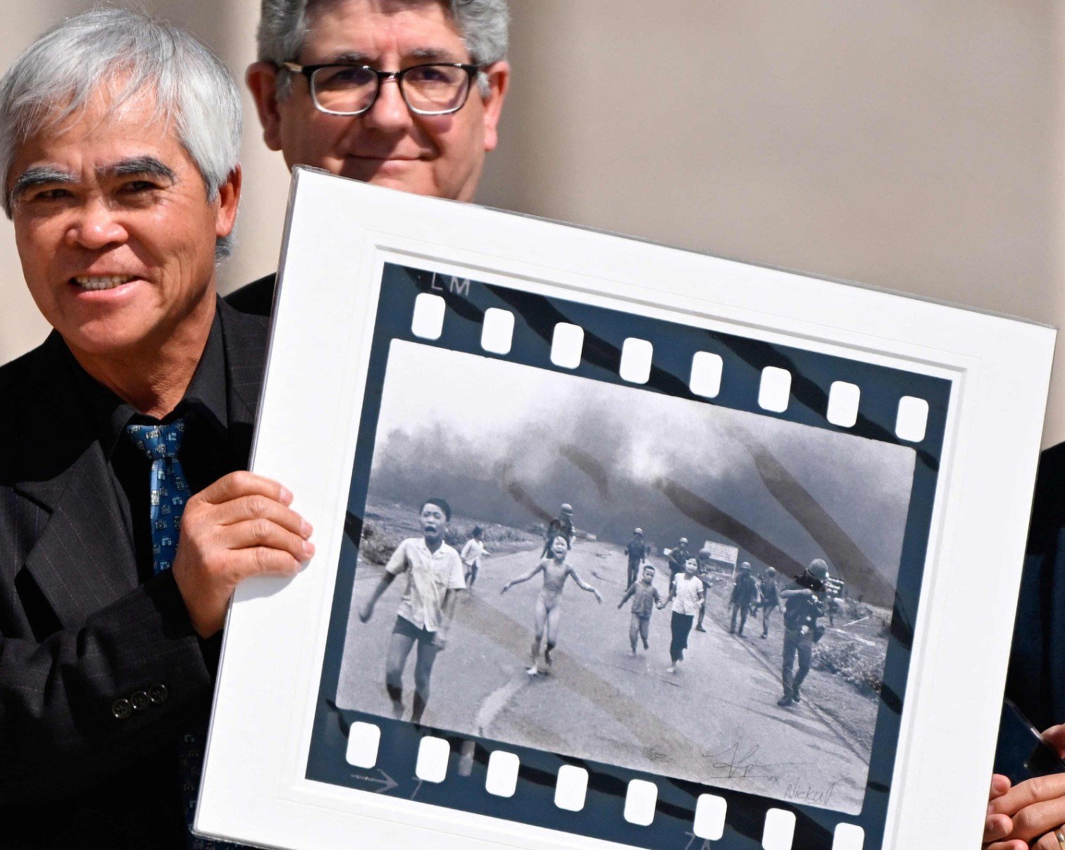  Fot&oacute;grafo vietnamita Nick Ut segura a foto conhecida como Garota do Napalm, que mostra menina correndo apavorada durante ataque de napalm &agrave; vila onde ela morava, no Vietn&atilde;