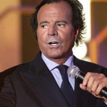 Acusado de abuso sexual, Julio Iglesias já forçou beijos em apresentadora - BERTRAND GUAY / AFP