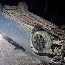 Motorista foge de blitz, capota carro e acaba preso por tráfico - Divulgação/Polícia Militar