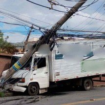 Caminhão bate em poste e fecha importante rua da Região Oeste de BH