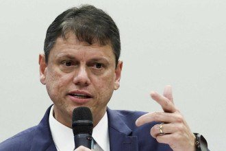 Tarcísio volta de férias com pressão ampliada por candidatura ao Planalto