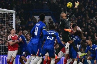 Goleiro do Chelsea comete falhas bizarras e ‘entrega’ dois gols ao Arsenal; vídeos
