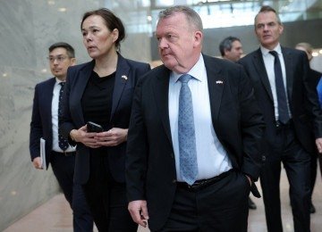 A ministra das Relações Exteriores da Groenlândia, Vivian Motzfeldt (à esquerda), e o ministro das Relações Exteriores da Dinamarca, Lars Lökke Rasmussen (à direita), chegam para uma reunião com membros do Caucus Ártico do Senado no Edifício de Escritórios do Senado Hart, no Capitólio, em 14 de janeiro de 2026, em Washington, D.C -  (crédito:  etty Images via AFP)