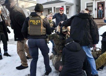 Agentes do ICE e outros agentes federais entraram em confronto com manifestantes durante uma operação do ICE em um bairro residencial de Minneapolis, Minnesota, em 13 de janeiro de 2026 -  (crédito: OCTAVIO JONES / AFP)