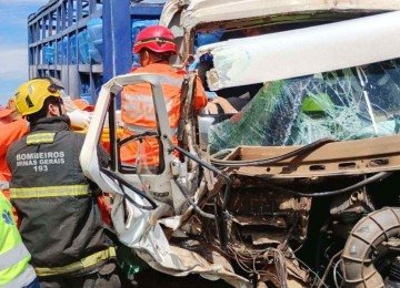 A passageira do caminhão ficou presa às ferragens e foi socorrida em estado grave -  (crédito: Divulgação/Corpo de Bombeiros)