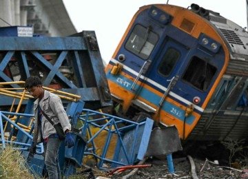 Pelo menos 28 pessoas morreram com queda de grua sobre trem de passageiros -  (crédito: Lillian SUWANRUMPHA / AFP)