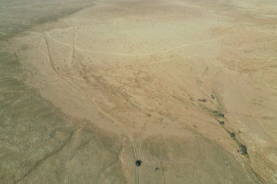 Um grupo de arqueólogos descobriu mais de 850 artefatos históricos no deserto do Iraque, incluindo um machado de 1,5 milhão de anos. -  (crédito: Divulgação/American Society of Overseas Research)