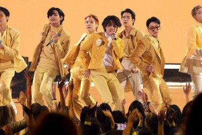 RM (à esquerda) e V (à direita) celebraram o fim do serviço militar em junho passado, pouco antes de Suga -  (crédito: Getty Images)