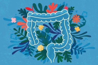 'Agora com 60 anos e recém-avô, parece um bom momento para descobrir o que meu intestino diz sobre como enfrentarei os próximos anos', diz Hugh Pym — na foto, com um suco verde recomendado por uma nutricionista -  (crédito: BBC)