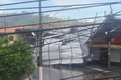 Rede el&eacute;trica precisou ser retirada para que os bombeiros pudessem trabalhar -  (crédito: CBMMG/Divulga&ccedil;&atilde;o)