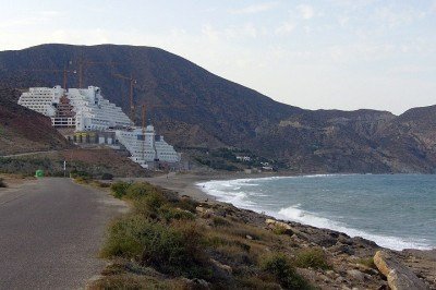 O governo da Espanha decidiu encerrar um longo conflito envolvendo um hotel construído ilegalmente dentro do Parque Natural de Cabo de Gata-Níjar, em Almería. -  (crédito: Flickr - Untipografico)