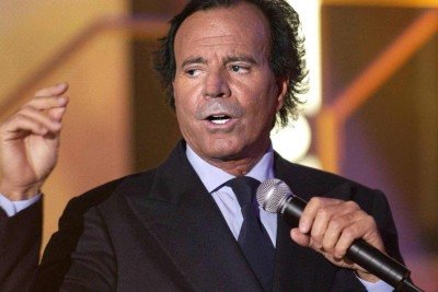 Cantor espanhol Julio Iglesias se apresenta durante o programa de televisão Teleton em Paris, no dia 6 de dezembro de 2003 -  (crédito: BERTRAND GUAY / AFP)
