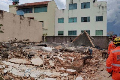 Pedreiro percebeu quando a laje come&ccedil;ou a cair e fugiu. Servente ficou -  (crédito: CBMMG)