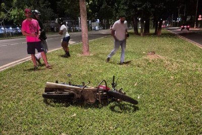 Motocicleta e a vítima foram parar em cima do canteiro depois de levar fechada -  (crédito: CBMMG)