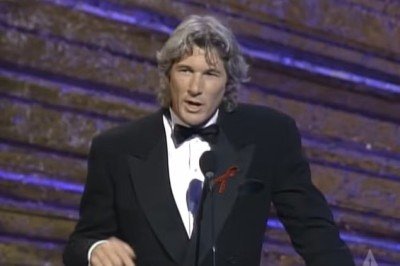 O ator Richard Gere comentou recentemente o banimento de 20 anos que sofreu do Oscar após a cerimônia de 1993, quando fugiu do roteiro para denunciar violações de direitos humanos da China no Tibete. O ator afirmou que não encarou a punição como algo pessoal. -  (crédito: Reprodução)