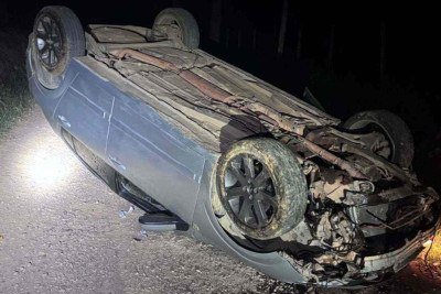 Motorista foi socorrido com ferimentos leves e preso em flagrante por tráfico de drogas -  (crédito: Divulgação/Polícia Militar)