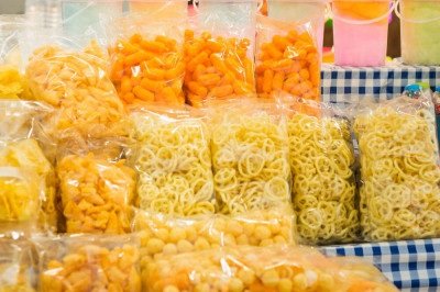 Eles são formulados com gordura de baixa qualidade, sódio e aditivos que tornam o alimento mais palatável, mas menos nutritivo -  (crédito: FreePik)