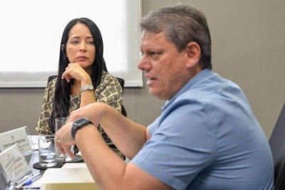 Governador Tarcísio de Freitas e a primeira-dama, Cristiane Freitas, em visita ao Fundo Social, no Palácio dos Bandeirantes -  (crédito: Governo de São Paulo/Flickr)