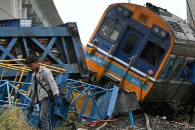 Pelo menos 28 pessoas morreram com queda de grua sobre trem de passageiros -  (crédito: Lillian SUWANRUMPHA / AFP)