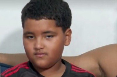 Um menino de 10 anos foi resgatado com vida após passar cerca de oito horas à deriva na Região dos Lagos do Rio de Janeiro. A criança havia sido levada pelo vento e pela correnteza enquanto estava em um caiaque particular. -  (crédito: Reprodução TV Globo)