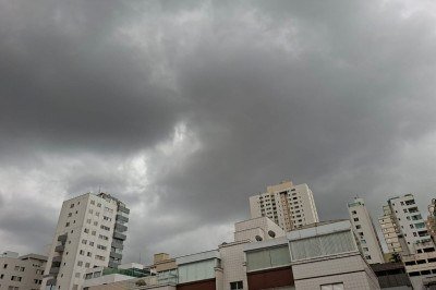 Nuvens escuras e carregadas foram registradas no Buritis, Região Oeste -  (crédito: Vera Schmitz/EM/D.A Press)