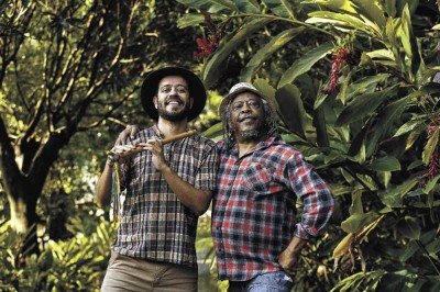 Dé Siqueira e Tizumba fazem homenagem à cultura de Minas no clipe gravado em Sabará
 -  (crédito: Amanda Canhestro/divulgação)