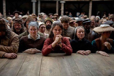 O modo como o filme mostra o que seria uma representação teatral no século 17 é o ponto alto de 'Hamnet' e a cena mais comentada do longa de Chloé Zhao  -  (crédito: universal pictures/divulgação)