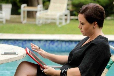 A Mostra de Tiradentes exibirá parte da filmografia de Karine Teles, como o longa ‘Que horas ela volta?’, de Anna Muylaert
 -  (crédito: Gullane Filmes/Divulgação)