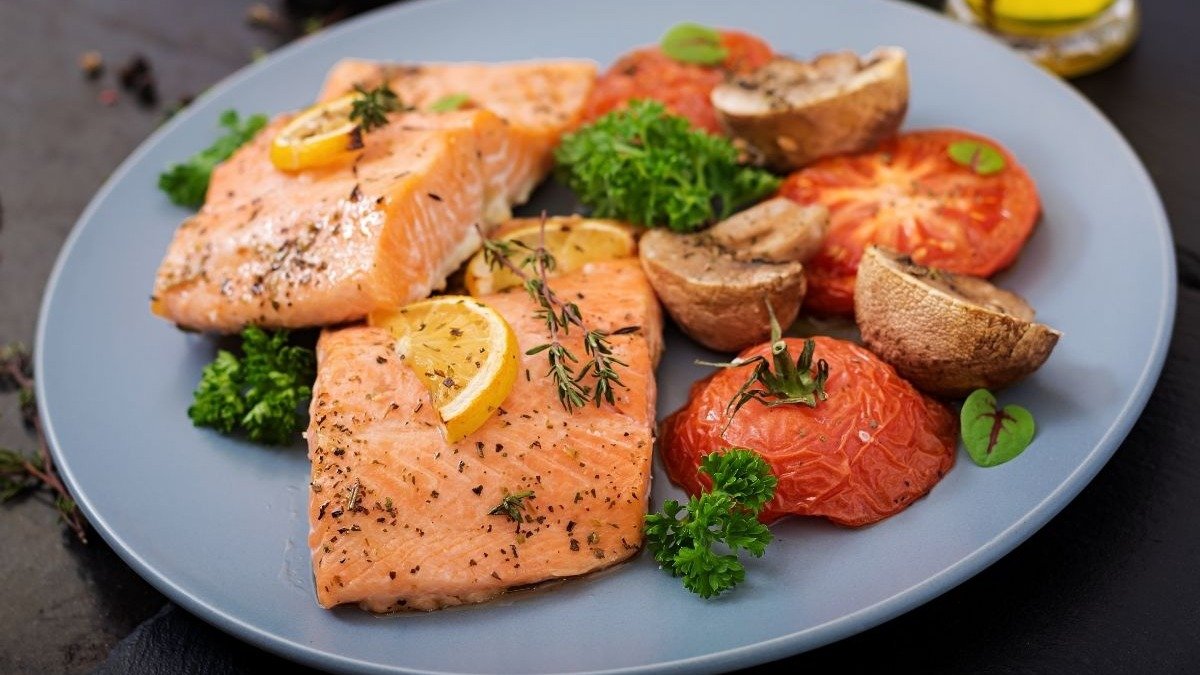 Salm&atilde;o, rico em &ocirc;mega-3, &eacute; um dos alimentos que contribuem para a sa&uacute;de mental e o bem-estar. -  (crédito: Freepik)