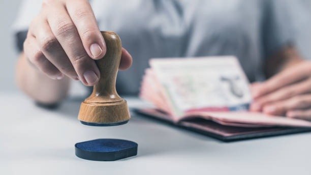 O carimbo f&iacute;sico no passaporte, &iacute;cone do processo tradicional de visto, pode ser substitu&iacute;do por autoriza&ccedil;&otilde;es digitais. -  (crédito: iStock)