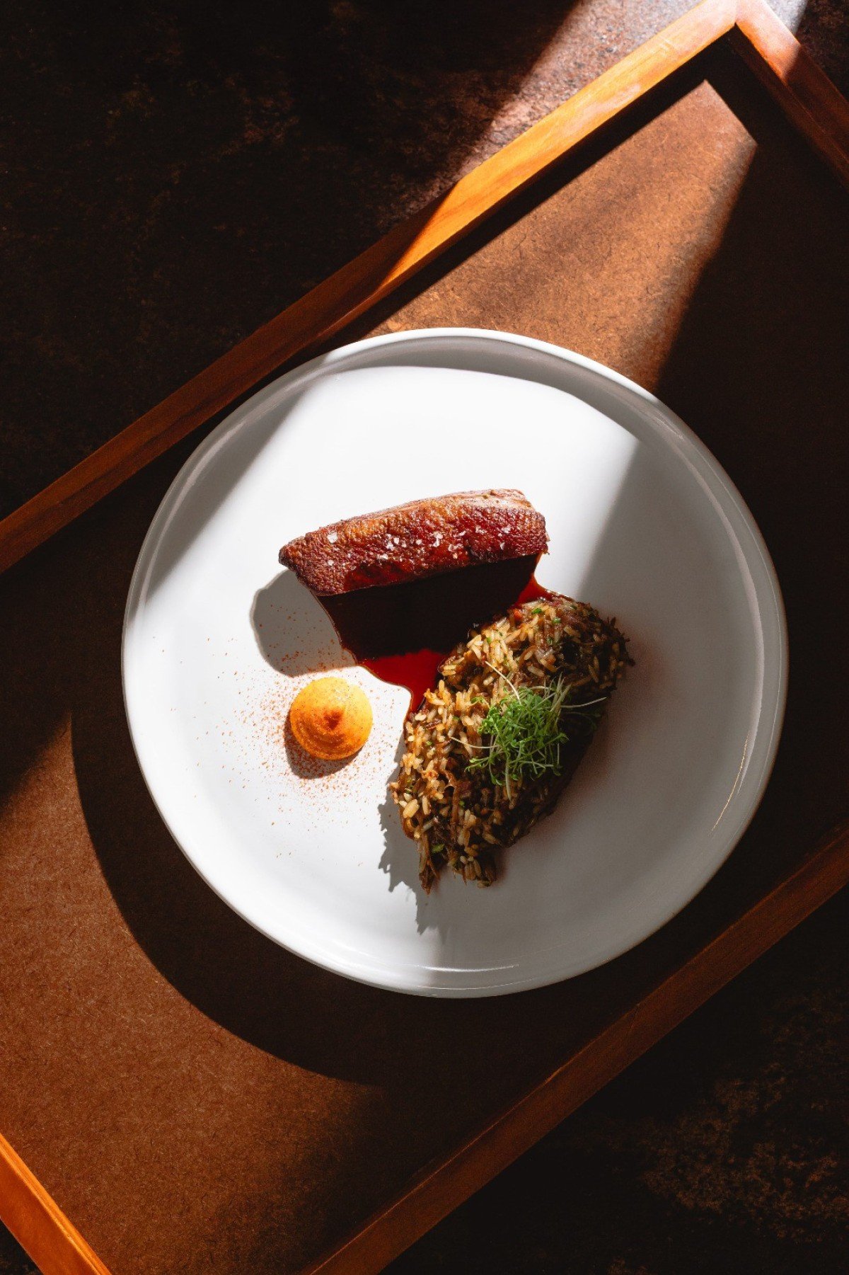 O arroz de pato com aioli de p&aacute;prica est&aacute; entre os destaques do menu do Rivo