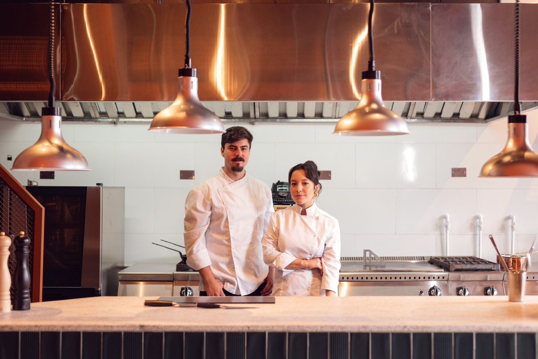 Guilherme e Yzabella Righi est&atilde;o &agrave; frente do Righi Gastronomia, espa&ccedil;o que funciona como restaurante &agrave;s quintas e recebe eventos