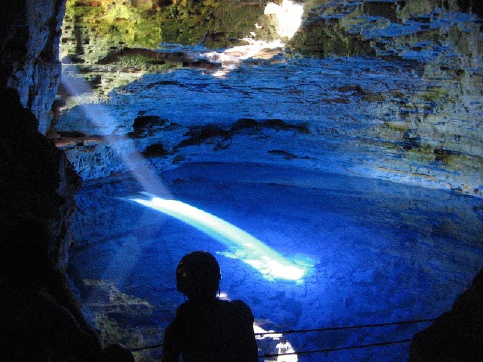 O feixe de luz entra na Gruta Azul durante o in&iacute;cio da tarde, entre os meses de fevereiro e outubro