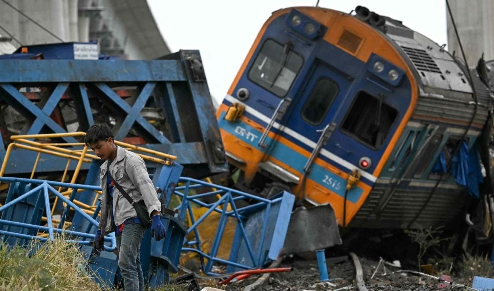Pelo menos 28 pessoas morreram com queda de grua sobre trem de passageiros-Lillian SUWANRUMPHA / AFP