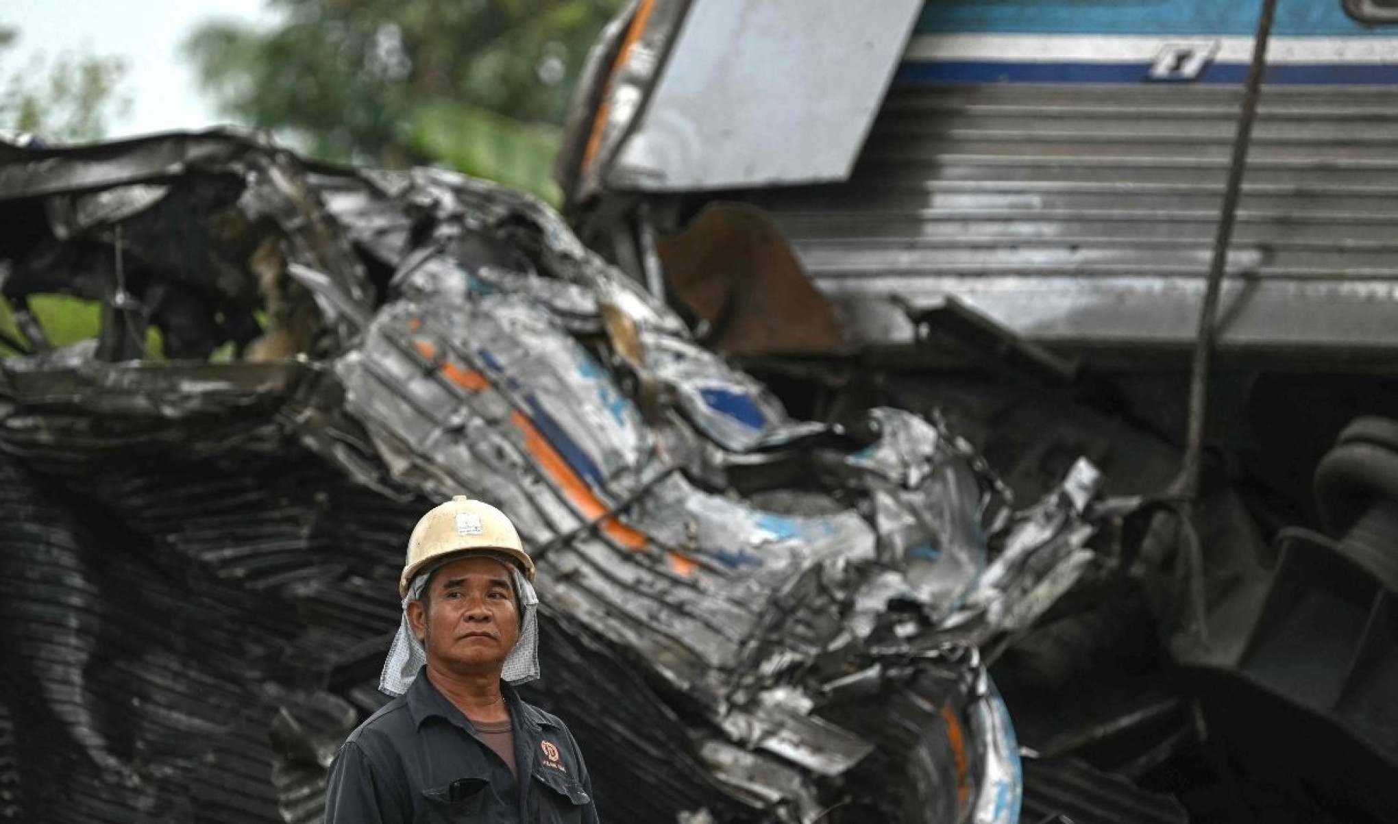 Imagens divulgadas pela imprensa local mostram socorristas correndo em direção ao trem tombado em maio à fumaça e escombros-AFP