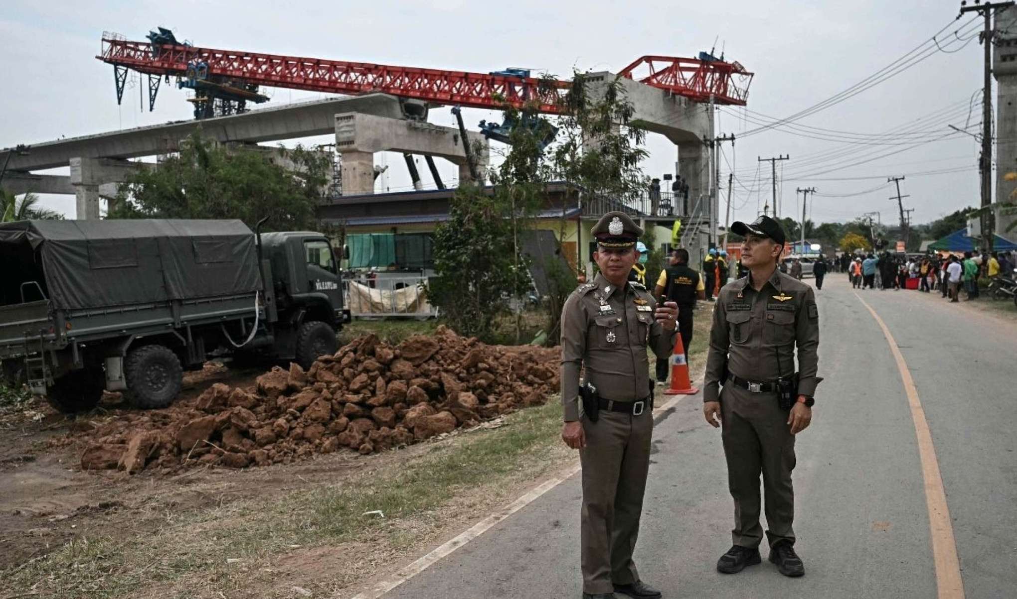 As operações de resgate foram interrompidas temporariamente devido a um 