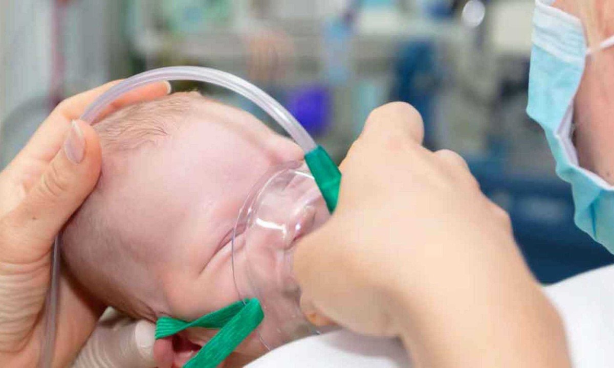 Crianças de até 2 anos, especialmente as recém-nascidas, são as principais vítimas da bronquiolite, que tem entre suas causas a infecção pelo sincicial
- (crédito: saude.mg.gov.br/Reprodução)