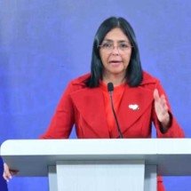 Crise na Venezuela: Vestido de luxo gera críticas em posse de presidente interina - Reprodução do Instagram @delcyrodriguezv