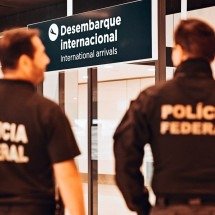 Foragidos da Justiça que estavam nos EUA são presos em Confins - PF