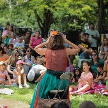 Contação de histórias com Alessandra Visentim vai encantar crianças e adultos, neste sábado, na Lagoa Olhos d'àgua, em Lagoa Santa -  (crédito: Raul Mariano/ Divulgação)