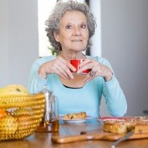 Dietas radicais são inimigas da mulher na menopausa  - Freepik