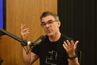 Baterista de Beto Guedes conta sua trajetória no podcast 'Divirta-se'