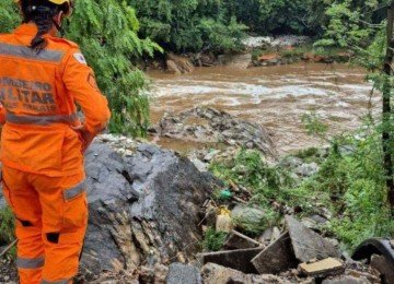 Corpo de bombeiros encerra buscas por homem que foi empurrado no ribeirão Arrudas -  (crédito: Divulgação/CBMMG)