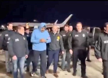 Dois dias depois, ambos compareceram pela primeira vez a um tribunal em Nova York, onde se declararam inocentes das acusações de tráfico de drogas e porte de armas. Na audiência, Maduro afirmou que continua sendo o presidente legítimo do país. 
 -  (crédito:  Reprodução do Youtube Canal Brasil Urgente)